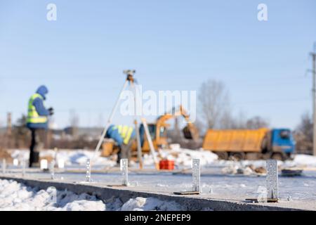 Nahaufnahme von Metallbefestigungen im Fundament eines modularen Hauses Stockfoto