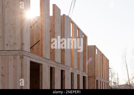 Der Bau eines neuen modernen modularen Hauses aus Verbundplatten an einem sonnigen Wintertag. Nahaufnahme der Bleche Stockfoto