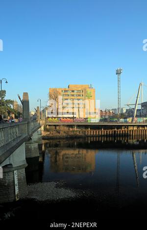 Holiday Inn, Stadtzentrum von Cardiff. Und Reflexion im Fluss Taff. Februar 2023. Im Winter. Stockfoto