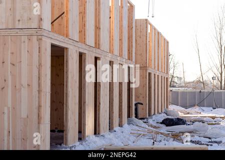 Der Bau eines neuen modernen modularen Hauses aus Verbundplatten im Winter. Stockfoto