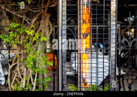 Nahaufnahme der orangefarbenen roten heißen Flamme vor dem Restaurant auf der Terrasse im Winter für Heizungswärmer in Florida Stockfoto