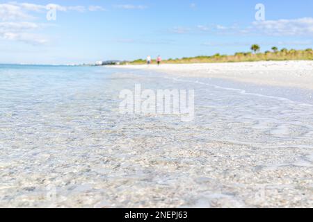 Kristallklares, transparentes blaues Wasser des Golfs von Mexiko am Barefoot Beach, im Südwesten Floridas in der Nähe von Bonita Springs und verschwommener Hintergrund an sonnigen Tagen Stockfoto