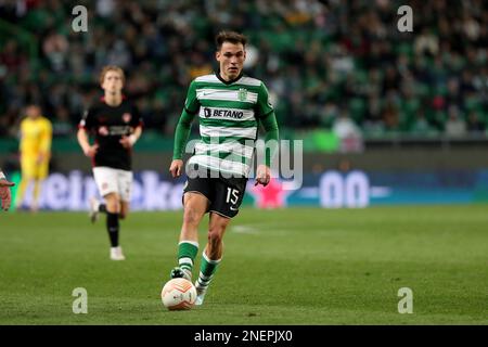 Lissabon, Portugal. 16. Februar 2023. Manuel Ugarte von Sporting CP in Aktion während des Spiels Leg 1 in der K.O.-Runde – UEFA Europa League zwischen Sporting CP und FC Midtjylland am 16. Februar 2023 im Alvalade-Stadion in Lissabon, Portugal. (Kreditbild: © Pedro Fiuza/ZUMA Press Wire) NUR REDAKTIONELLE VERWENDUNG! Nicht für den kommerziellen GEBRAUCH! Stockfoto