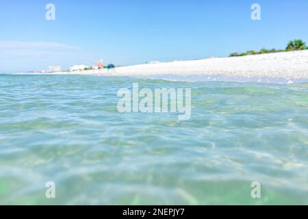 Muschelpass Park Beach in Naples, Collier County, Florida mit wunderschönem türkisblauem Meerwasser des Golfs von Mexiko an sonnigen Wettertagen Stockfoto