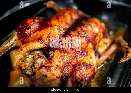 Ganz geröstetes Entenfleisch Geflügel in Glasschale zum Backen mit knusprig brauner goldener Haut mit Textur Stockfoto
