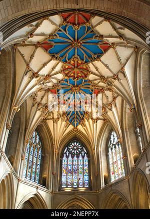 Blick auf die dekorierte Decke über dem Chor in Tewkesbury Abbey (die Abteikirche der Jungfrau Maria), Tewkesbury, Gloucestershire Stockfoto