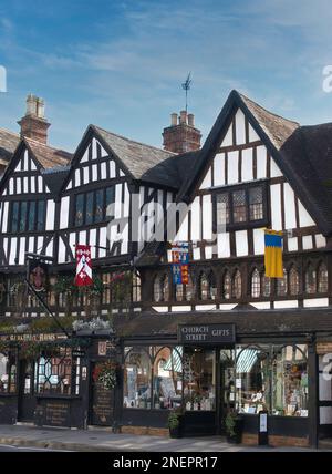 Ein Pub und Shop unter einem Fachwerkhaus im Tudor-Stil in Tewkesbury, Gloucestershire, England Stockfoto