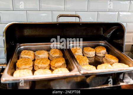 Frisches Buffet-Tablett mit warmen Speisen am Morgen im Hotel, kostenloses kontinentales Frühstück für südliche Buttermilchkekse im Bankettettrestaurant Stockfoto