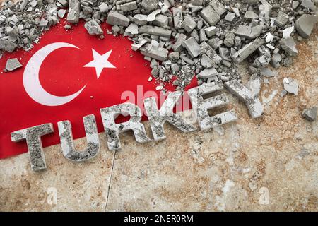 Das Erdbeben in der Türkei, ein Hintergrund der türkischen Flagge und Ziegelsteintrümmer Stockfoto