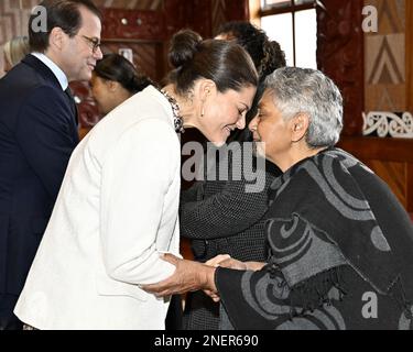 Kronprinzessin Victoria und Prinz Daniel werden auf traditionelle Maori-Art begrüßt, wenn sie am 17. Februar 2023 an einer Begrüßungszeremonie im Maori-Kulturgebäude Wawhetu Maraeu in Wellington, Neuseeland, teilnehmen. Das schwedische Kronprinzessinnen-Paar ist auf einem offiziellen Besuch in Neuseeland. Foto: Jonas Ekstromer/TT/Code 10030 Stockfoto