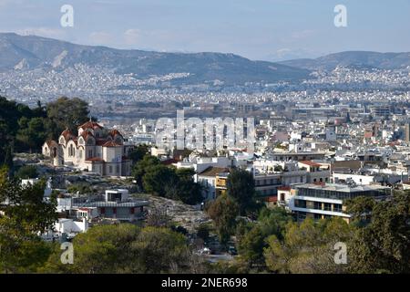 Panoramablick auf die Kirche Agia Marina und das Viertel Thissio, Athen Stockfoto