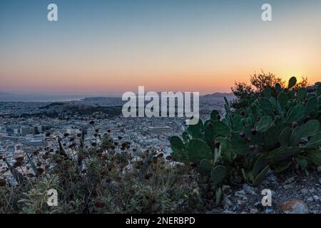 Panoramablick auf die Stadt Athen in der Abenddämmerung Stockfoto
