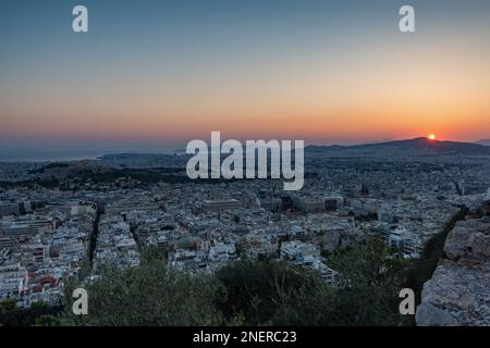 Panoramablick auf die Stadt Athen in der Abenddämmerung Stockfoto