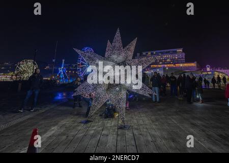 Southend on Sea, Großbritannien. 16. Februar 2023. Das Luminocity Light Festival kehrt zum zweiten Jahr nach Southend zurück. Die Veranstaltung umfasst eine Reihe von Lichtinstallationen in der Stadt, die es Besuchern ermöglichen, mit den Ausstellungen zu interagieren. Penelope Barritt/Alamy Live News Stockfoto