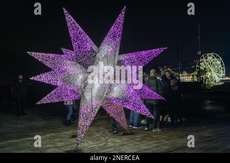 Southend on Sea, Großbritannien. 16. Februar 2023. Das Luminocity Light Festival kehrt zum zweiten Jahr nach Southend zurück. Die Veranstaltung umfasst eine Reihe von Lichtinstallationen in der Stadt, die es Besuchern ermöglichen, mit den Ausstellungen zu interagieren. Penelope Barritt/Alamy Live News Stockfoto