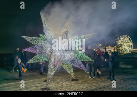 Southend on Sea, Großbritannien. 16. Februar 2023. Das Luminocity Light Festival kehrt zum zweiten Jahr nach Southend zurück. Die Veranstaltung umfasst eine Reihe von Lichtinstallationen in der Stadt, die es Besuchern ermöglichen, mit den Ausstellungen zu interagieren. Penelope Barritt/Alamy Live News Stockfoto