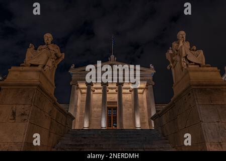 Akademie von Athen bei Nacht Stockfoto