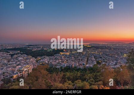 Panoramablick auf die Stadt Athen in der Abenddämmerung Stockfoto