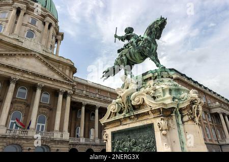 Niedrigwinklige Ansicht der bronzenen Reiterstatue von Prinz Eugen von Savoy vor der Kuppel des Königspalastes in der Budaer Burg, Budapest, Ungarn Stockfoto