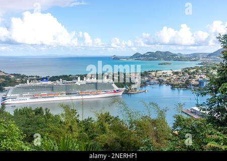 Blick auf das P&O Arvia Kreuzfahrtschiff von Morne Fortune Lookout, Cahei, Saint Lucia, kleine Antillen, Karibik Stockfoto