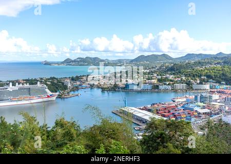 Blick auf die Stadt vom Morne Fortune Lookout mit P&O Arvia Kreuzfahrtschiff, Caangi, Saint Lucia, Kleinen Antillen, Karibik Stockfoto