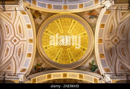 VALENCIA, SPANIEN - 17. FEBRUAR 2022: Die Kuppel in der Kirche San Salvador y Santa Monica mit den vier Evangelisten ab 20. Cent. Stockfoto