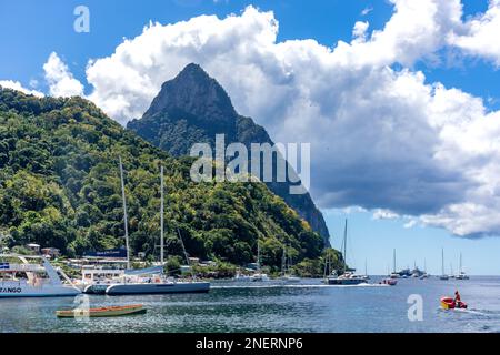 Blick auf die Pitons von der Stadt Soufrière, dem Viertel Soufrière, Saint Lucia, den kleinen Antillen und der Karibik Stockfoto