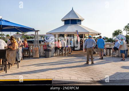 Naples, USA - 29. Januar 2021: Viele Leute im Florida Restaurant am Yachthafen in der Nähe der Wohngebäude an der Bayfront mit Schild für die Cabana on Sunn Stockfoto