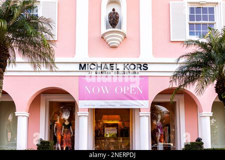 Naples, USA - 29. Januar 2021: Altstadt von Naples, Florida, in der Innenstadt am Einkaufsviertel Third Street South mit rosafarbenem Gebäude und Micharl Kors Designer Stockfoto