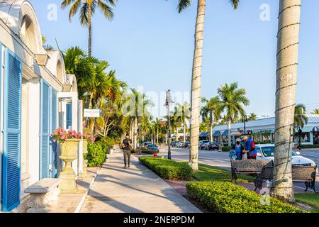 Naples, USA - 29. Januar 2021: Altstadt von Naples, Florida, Innenstadt, Straßenblick auf den Bürgersteig im Einkaufsviertel, dritte Straße südlich und Boutique Stockfoto