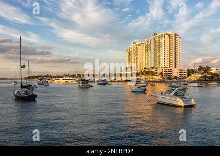 Miami, USA - 18. Januar 2021: Florida South Beach mit Booten auf der biscayne Bay Intracoastal Water at Sunset mit Apartment Ferienwohnungen Gebäude auf friedlich Stockfoto