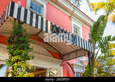 Naples, USA - 29. Januar 2021: Altstadt von Naples, Florida Downtown District Road 13. Avenue South und farbenfrohes rotes Außengebäude Stockfoto