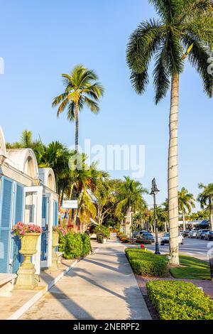 Naples, USA - 29. Januar 2021: Altstadt von Naples, Florida Downtown District, vertikale Straßenansicht des Bürgersteigs im Einkaufsviertel dritte Straße südlich und Stockfoto