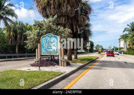 Bonita Springs, USA - 2. November 2021: Fahrt mit dem POV-Auto auf der Bonita Beach Road Florida State Road 865 nach Bonita Beach mit Begrüßungsschild in Lee County Stockfoto