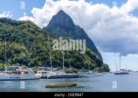 Blick auf die Pitons von der Stadt Soufrière, dem Viertel Soufrière, Saint Lucia, den kleinen Antillen und der Karibik Stockfoto
