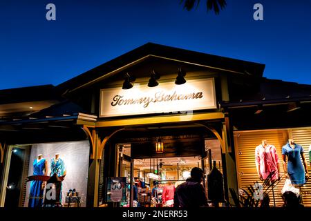 Naples, USA - 23. Dezember 2021: Florida Third Street South am Abend und People by Tommy Bahama Store and Restaurant at night im Winter Stockfoto