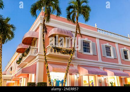 Naples, USA - 23. Dezember 2021: Altstadt von Naples, Einkaufsviertel Third Street South in Florida, rosafarbenes Gebäude für Marissa-Boutique bei Nacht, Weihnachten Stockfoto