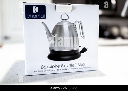 Naples, USA - 14. Januar 2022: Teekessel Box von Chantal mit Schildertext auf dem Etikett für Boulloire ekettle Mia mit französischer Beschreibung für Elektrik Stockfoto