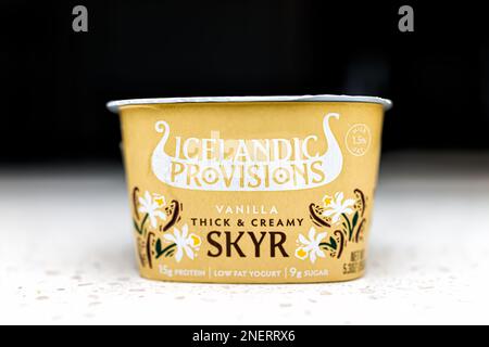 Neapel, USA - 23. Januar 2022: Text auf dem Produktetikett für isländische Produkte Marke von fettarmem Skyr-Joghurt traditionelle Lebensmittel in Island, hergestellt mit VA Stockfoto