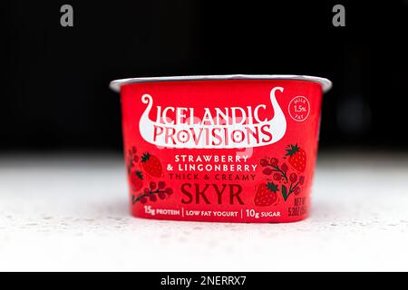 Neapel, USA - 23. Januar 2022: Produktetikett für isländische Produkte Marke von fettarmem Skyr-Joghurt traditionelle Lebensmittel in Island, hergestellt aus Erdbeere Stockfoto