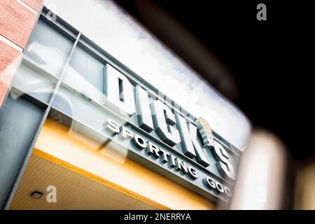 Naples, USA - 5. Februar 2022: Dick's Sporting Goods Shop Eingangsschild in Florida City mit Blick durch das Fenster mit Blick auf das Auto Stockfoto