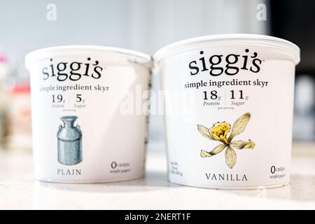 Neapel, USA - 7. Februar 2022: Siggi's SKY Yogurt aus Vanille, einfache Aromen Skandinavischer Joghurtart Makroaufbereitung aus Milch, Milchpulver, Plastikkost, Contra Stockfoto