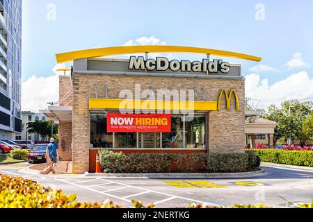 Sunny Isles Beach, USA - 12. Februar 2022: McDonald's Fast Food Quick Service Restaurant Cafe in Miami, Florida, mit Banner für freie Stelle Stockfoto