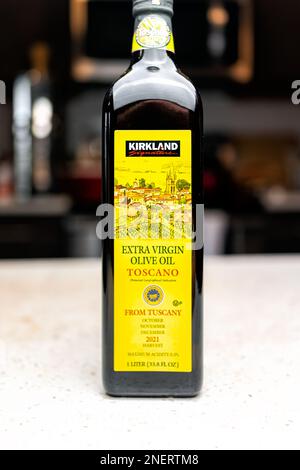 Neapel, USA - 26. Februar 2022: Olivenölflasche extra frisch gepresste Toskana aus Toscano Food von Costco Kirkland Markenmarke Stockfoto