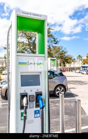 Neapel, USA - 1. März 2022: Ladestation für Elektrofahrzeuge von Electrify America zum Aufladen von Autos im Einkaufszentrum Florida mit Anschluss Stockfoto