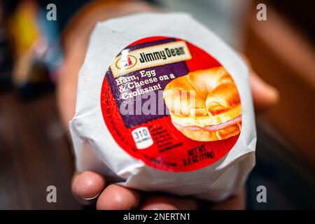 Abingdon, USA - 20. März 2022: Kontinentales Hotelfrühstück in Buffetform mit Jimmy Dean Frühstückssandwich in Handform, verpackt für Schinken, Eier und Käse Stockfoto