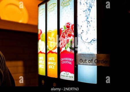 Abingdon, Vereinigte Staaten - 20. März 2022: Kontinentales Frühstücksbuffet mit Saft-Spender für Cranberry-Cocktail Orange und Apfel von Florida's Nat Stockfoto