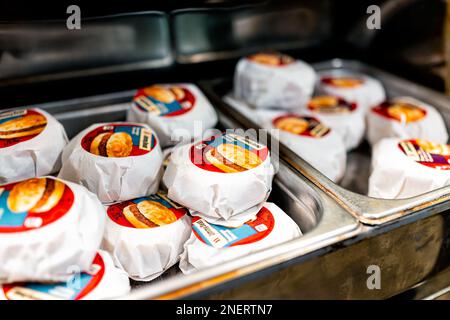 Abingdon, USA - 20. März 2022: Kontinentales Frühstücksbuffet mit Jimmy Dean Frühstückssandwich, verpackt für Schinken, Eier und Käse auf Croissant Bu Stockfoto