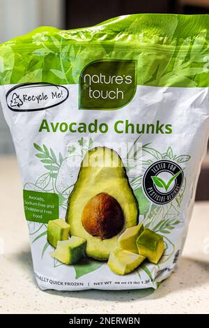 Neapel, USA - 22. April 2022: Nahaufnahme einer Packung gefrorener Avocadoteile, die bei der Marke Costco by Nature's Touch gekauft wurden, mit Text für Pestizidtests Stockfoto