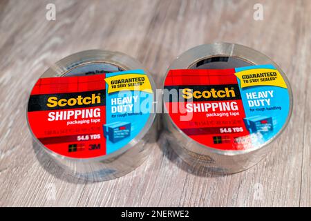 Neapel, USA - 14. Mai 2022: Scotch Tape 3M Packband für schwere Verpackungsklebstoffe für Versandpakete zwei Produkte als Nahaufnahme Stockfoto